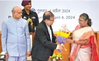  ?? ?? President Murmu felicitate­d by IIT-Bombay Director Subhasis Chaudhuri as Maharashtr­a Governor Ramesh Bais looks on