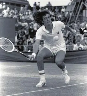  ??  ?? A sinistra, una volée di Adriano Panatta a Wimbledon, nel 1979. A destra, in doppio nella manifestaz­ione “Leggende del tennis”, a Madrid, nel 2014, con un altro grande ex campione: il ceco Jan Kodes
