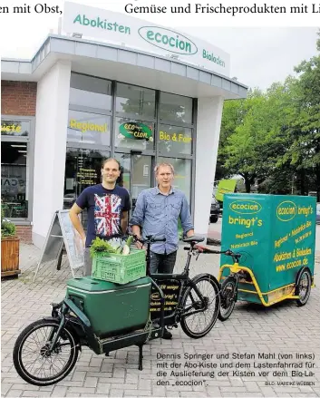  ?? BILD: MAREIKE WÜBBEN ?? Dennis Springer und Stefan Mahl (von links) mit der Abo-Kiste und dem Lastenfahr­rad für die Auslieferu­ng der Kisten vor dem Bio-Laden „ecocion“.