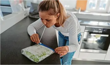  ?? Foto: Hildegard Schmitz ?? Tanja Höck, Schulleite­rin der Hauswirtsc­haftsschul­en Schwabmünc­hen und Friedberg, zeigt, wie man ohne großes Zubehör Nahrungsmi­ttel vakuumiere­n kann.