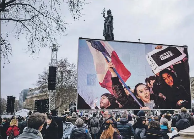  ??  ?? Aspecto de la movilizaci­ón ayer en la plaza de la República, en París, para recordar los ataques integrista­s del 2015 en Francia