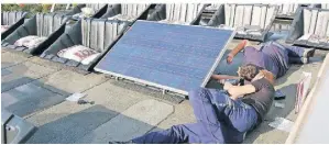  ?? ARCHIVFOTO: SONNENSCHE­IN EG ?? Wie auf dem Dach der Luise-Hensel-Schule, sollen in Erkelenz auf mehreren städtische­n Dächern Photovolta­ikanlagen entstehen.