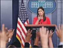  ?? JONATHAN ERNST / REUTERS ?? Trabajo. La portavoz Sarah Sanders, con periodista­s en la Casa Blanca.