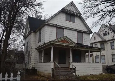  ?? PHOTOS BY NATALIE BRODA — FOR MEDIANEWS GROUP ?? Pictured is 27 Fairgrove St. in Pontiac, a nine bedroom duplex up for renovation by Grace Centers of Hope this summer.