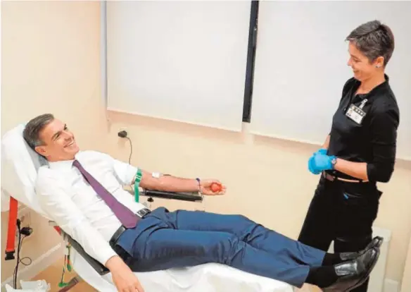  ?? POOL MONCLOA ?? Pedro Sánchez se hizo ayer una foto donando sangre en La Moncloa