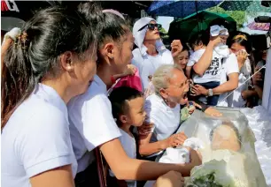  ?? Reuters ?? Relatives and loved ones of Leover Miranda cry in front of the coffin during a funeral march at the north cemetery in metro Manila, Philippine­s on Sunday. —