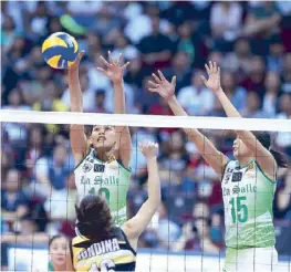  ?? All volleyball photos by JOEY MENDOZA ?? Hit by two early losses, the La Salle Lady Spikers led by coach Ramil de Jesus (left) dig deep into their champions’ heart to surge to a three-peat against the Far Eastern U Lady Tams.