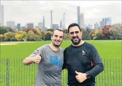  ?? FRANCESC PEIRÓN ?? Los chefs Romain Fornell y Óscar Manresa se toman un respiro en el Great Lawn de Central Park de Nueva York