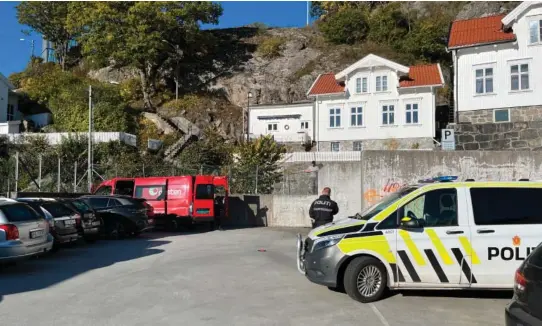  ?? FOTO: GRETE HELGEBØ ?? TILTALT: Mannen som stakk av med en postbil (bak i rødt) i fjor er nå tiltalt for forholdet. Her undersøker politiet bilen på parkerings­plassen på toppen av biblioteke­t i Arendal.