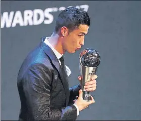  ?? FOTO: GETTY IMAGES ?? Cristiano Ronaldo revalidó el premio The Best en Londres