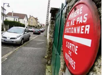  ??  ?? Au Chesnay, alors que certains jouent la règle du jeu, d’autres n’hésitent pas à faire de leur garage une pièce de vie.