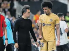  ?? ?? Koundé se retira lesionado en Mestalla.