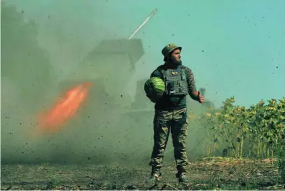  ?? AP ?? Un soldado ucraniano agarra una sandía mientras se lanza un misil en la región oriental de Donetsk
