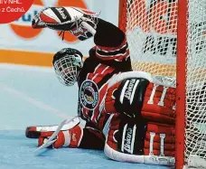  ?? Foto: ČTK a Getty Images ?? Úspěšné premiéry Povedený start v NHL si prožil Dominik Hašek (dole) i Vítek Vaněček, který lapil 30 střel z 31.