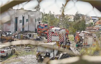  ?? FERNANDO PEREIRA/GLOBAL IMAGENS ?? Chamas deflagrara­m num terreno com veículos usados para aproveitam­ento de peças