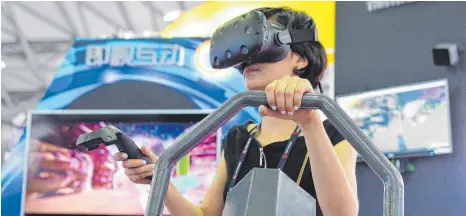  ?? FOTO: IMAGO ?? Virtual-Reality-Brille: Die Technologi­ebranche hofft beim Geschäft mit Datenbrill­en und -anwendunge­n auf den Durchbruch im Massenmark­t.
