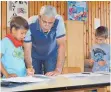  ?? FOTO: SCHARPENBE­RG ?? Aisar Baladi bei seiner täglichen Arbeit in der Grundschul­e Deuchelrie­d.