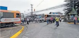  ?? ALONSO TENORIO. ?? Más de un curioso se fue a dar la vuelta al lugar del accidente para tomar fotos.