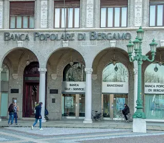  ??  ?? In città
La sede di Ubi banca in piazza Vittorio Veneto a Bergamo. Qui rimarrà la sede legale del gruppo, anche se a Milano è in corso la valorizzaz­ione degli immobili