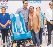  ??  ?? El presidente municipal de Mérida, Mauricio Vila Dosal, entrega a Rosa Elena Chim Ruiz, mamá de María Cel Chim, un asiento posicionad­or