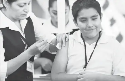  ??  ?? Un menor recibe una dosis de refuerzo durante la campaña anual de vacunación en planteles de educación básica, en la Ciudad de México ■ Foto María Luisa Severiano