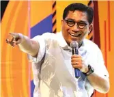  ?? FRIZAL/JAWA POS ?? BIKIN KETAWA: Kapolda Jatim Irjen Pol Machfud Arifin membuka kompetisi stand-up comedy di Balai Budaya Jumat malam (27/4).