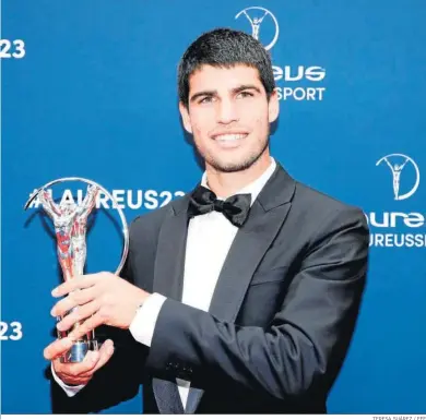  ?? TERESA SUÁREZ / EFE ?? El tenista español Carlos Alcaraz, con el Laureus al deportista revelación del pasado 2022.