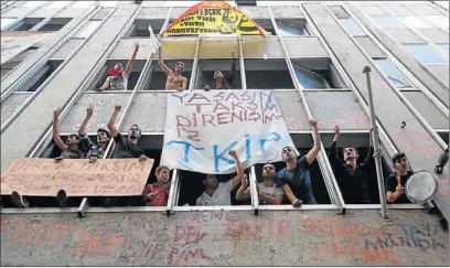  ??  ?? Demonstran­ten in Istanbul: Der Protest gegen die Regierung eint unterschie­dlichste politische Lager.