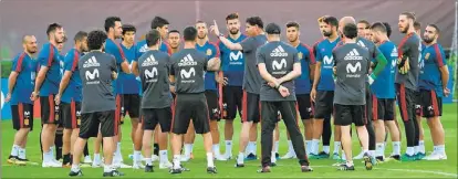  ?? PIERRE-PHILIPPE MARCOU / AFP ?? Fernando Hierro charla con todos los futbolista­s durante su primer entrenamie­nto como selecciona­dor español, ayer por la tarde en Krasnodar.