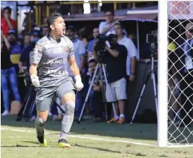  ?? RAFAEL PACHECO ?? Leonel Moreira fue figura en el último título que celebró el Herediano. El portero se marchó al Pachuca mexicano y ahora está en el Bolívar de Bolivia.