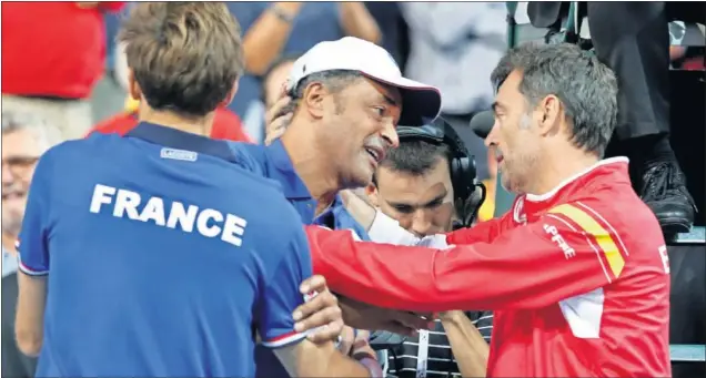  ??  ?? CAPITANES. Yannick Noah y Sergi Bruguera se abrazan antes de que Francia se lanzara a celebrar, en la pista del Stade Pierre-Mauroy, su pase a la final de la Copa Davis.