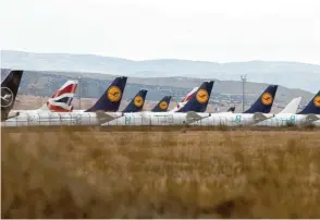  ??  ?? Die weltweite Reisewarnu­ng stürzte die Reisebranc­he in die Krise. Flugzeuge blieben massenweis­e am Bo‰ den – etwa hier am Flughafen von Teruel (Spanien), der zum Parkplatz mutierte.