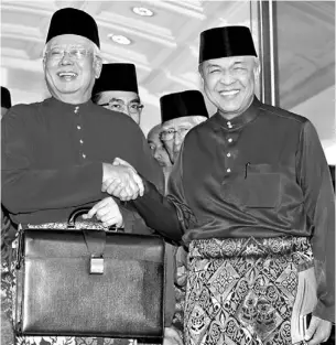  ??  ?? PERDANA Menteri Datuk Seri Najib Tun Razak yang juga Menteri Kewangan bersalaman bersama Timbalan Perdana Menteri Datuk Seri Dr Ahmad Zahid Hamidi ketika hadir di Parlimen bagi pembentang­an Bajet 2018 pada Jumaat.