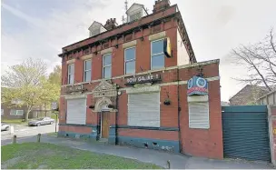  ??  ?? ●●The derelict Bow Garrett pub on Brinksway