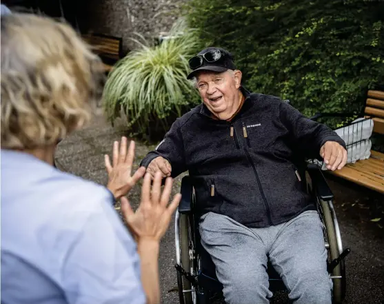  ?? Bild: Roger Larsson ?? Kurt Johansson är en av de boende på Slottspark­ens äldreboend­e i Halmstad som gläds åt att besöksförb­udet nu upphör. Att coronasmit­tan verkar ha fått ny fart väcker dock en viss oro.