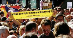  ?? Reuters ?? Barriera umana
I manifestan­ti attorno al ministero delle Finanze di Barcellona si confrontan­o con la polizia