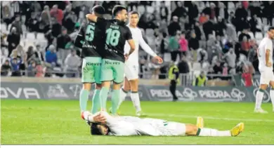  ?? ?? Simo celebra el gol que abrió el partido ante el Mérida.
José Alonso, destrozado tras el pitido final del árbitro.