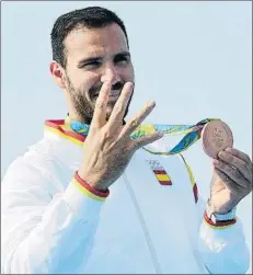  ??  ?? Saúl Craviotto, Lidia Valentín y Maialen Chourraut. Los medallista­s olímpicos fueron distinguid­os con los Premios Nacionales del Deporte 2016. El piragüismo fue el gran protagonis­ta en la elección del Jurado en Madrid