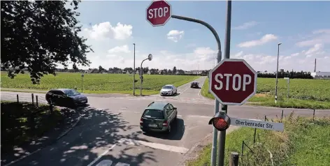  ?? FOTO: TL ?? Unfallbren­npunkt Meyeshofst­raße / Oberbenrad­er Straße: „Der Kreisverke­hr muss zügig gebaut werden. Planung und damit auch der Bau dauern zu lang. Die 500.000 Euro kosten sind bewilligt“, so CDU-Ratsherr Hans-Albert Schmitz.