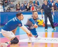  ?? FOTO: GKR ?? Gegen den türkischen Meister Halkbank Ankara ist die VfB-Abwehr (links Athanasios Protopsalt­is, daneben Markus Steuerwald) gefordert.