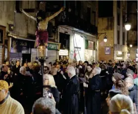  ?? AFP ?? El Santo Cristo de la Sangre sale en procesión para rezar.