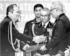  ??  ?? Mohamad Fuzi (second right) witnesses the handing over of duties from Abd Manan (left) to Acryl at the Police Training Centre. — Bernama photo