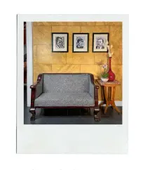  ??  ?? ABOVE:
A 19th-century mahogany settee in writer Caroline Randall Williams’s Nashville
living room.