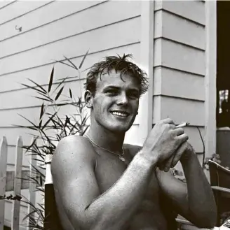  ??  ?? O ator Tab Hunter em casa, em Los Angeles, por volta de 1955