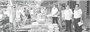  ??  ?? PANTAS: Pusat Khidmat DUN Repok sedang mengagihka­n bahan makanan kepada penduduk di kawasan terbabit.