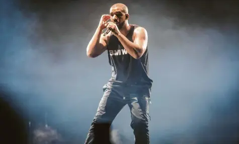  ?? Foto: Myles Wright, dpa ?? Der kanadische Rapper Drake bei einem Auftritt in London.
