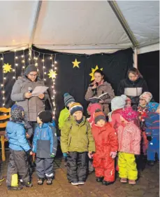  ??  ?? Der Kindergart­en Schmeien bereichert den Markt mit einer Vorführung.