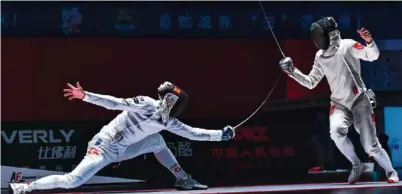  ?? (AUGUSTO BIZZI/SWISS FENCING) ?? Le Suisse Benjamin Steffen (à gauche) face au Chinois Thien Nhat Nguyen (à droite) lors des Championna­ts du monde en Chine.