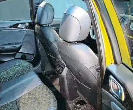  ??  ?? Está disponible con la primera instrument­ación digital de Kia, con una pantalla de 12,3 pulgadas
La batería está situada junto al depósito de combustibl­e y bajo el asiento trasero