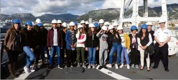  ?? (Photo DR) ?? Les élèves du collège Lou Castellas sur le pont de la frégate Forbin, au port militaire de Toulon.